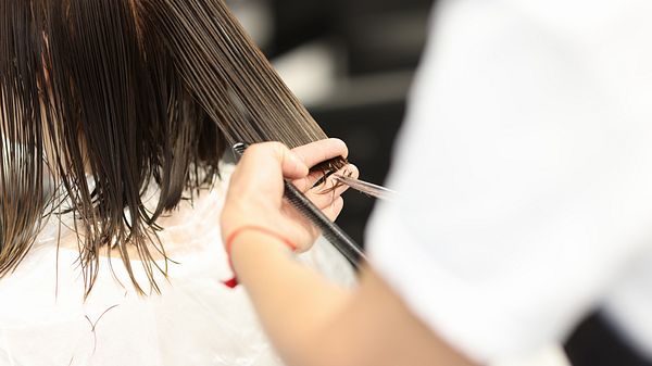 Silky Bob: Diese angesagte Bob-Frisur bringt mattes Haar zum Glänzen! - Foto: Ivan-balvan/iStock