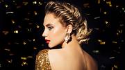 Silvester Frisuren sollen vor allem glamourös und dabei einfach zu stylen sein. - Foto: iStock