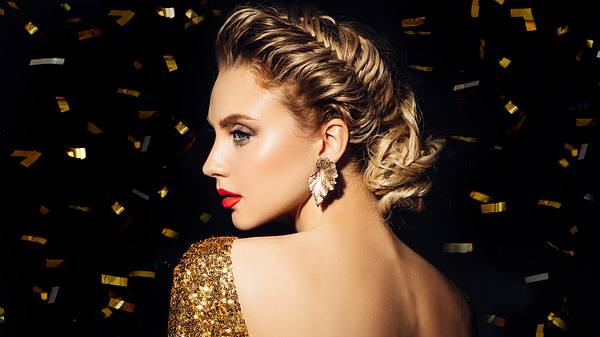 Silvester Frisuren sollen vor allem glamourös und dabei einfach zu stylen sein. - Foto: iStock