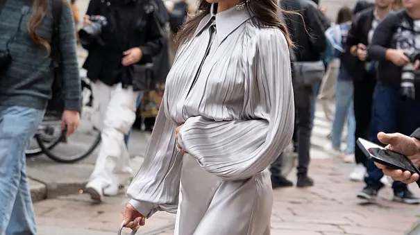 Silvester Outfits 2025/2026: Streetstyle mit einer Frau in einem Satinrock - Foto: ddp/CAMERA PRESS/Marcy Swingle