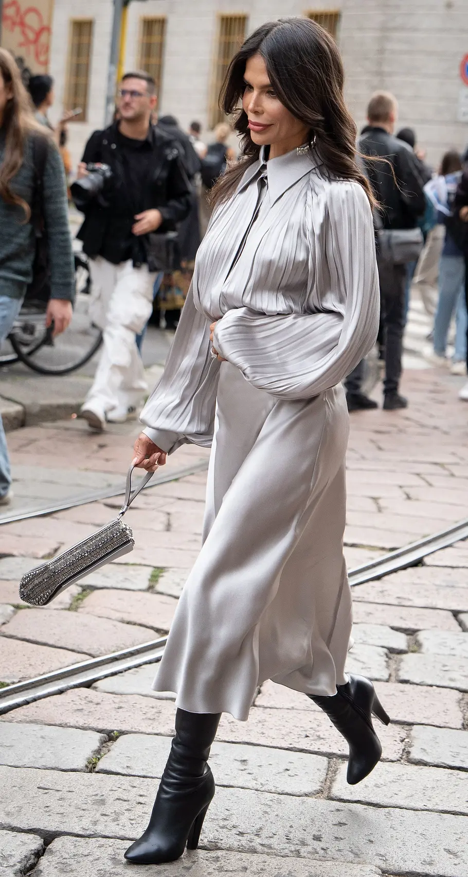 Silvester Outfits: Streetstyle mit Satinrock Silvester Outfits: Streetstyle mit Satinrock