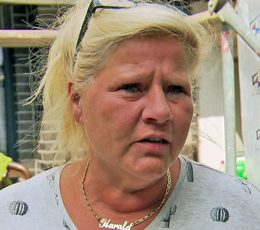 Silvia Wollny schaut angestrengt in die Kamera.