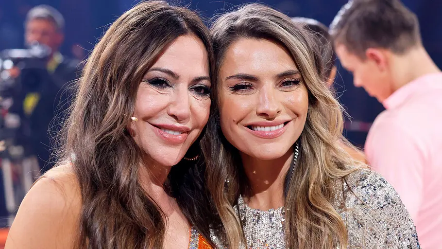 Simone und Sophia Thomalla Simone und Sophia Thomalla stehen eng beieinander und lächeln beide glücklich.