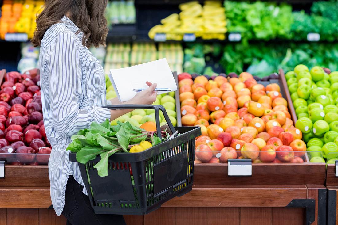 Sind rote Äpfel gesünder als grüne? Was die Farbe über Obst, Gemüse & Co. verrät Nicht erkennbare Frau kauft im Supermarkt ein.