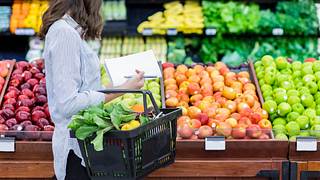 Nicht erkennbare Frau kauft im Supermarkt ein. - Foto: SDI Productions/iStock