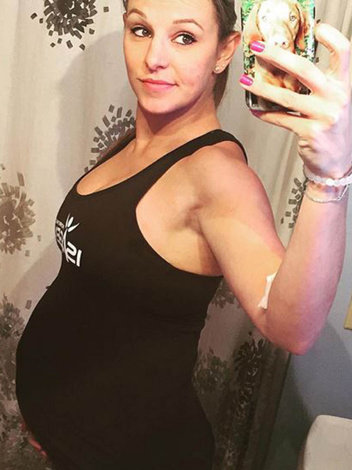 Sie ist hochschwanger: Kein Grund für sie aufzuhören zu trainieren sixpack mum