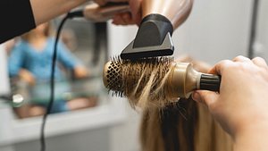 Slicked-Back Bob: So edel trägt man die Bob-Frisur für die Feiertage! - Foto: yacobchuk/iStock (Themenbild)