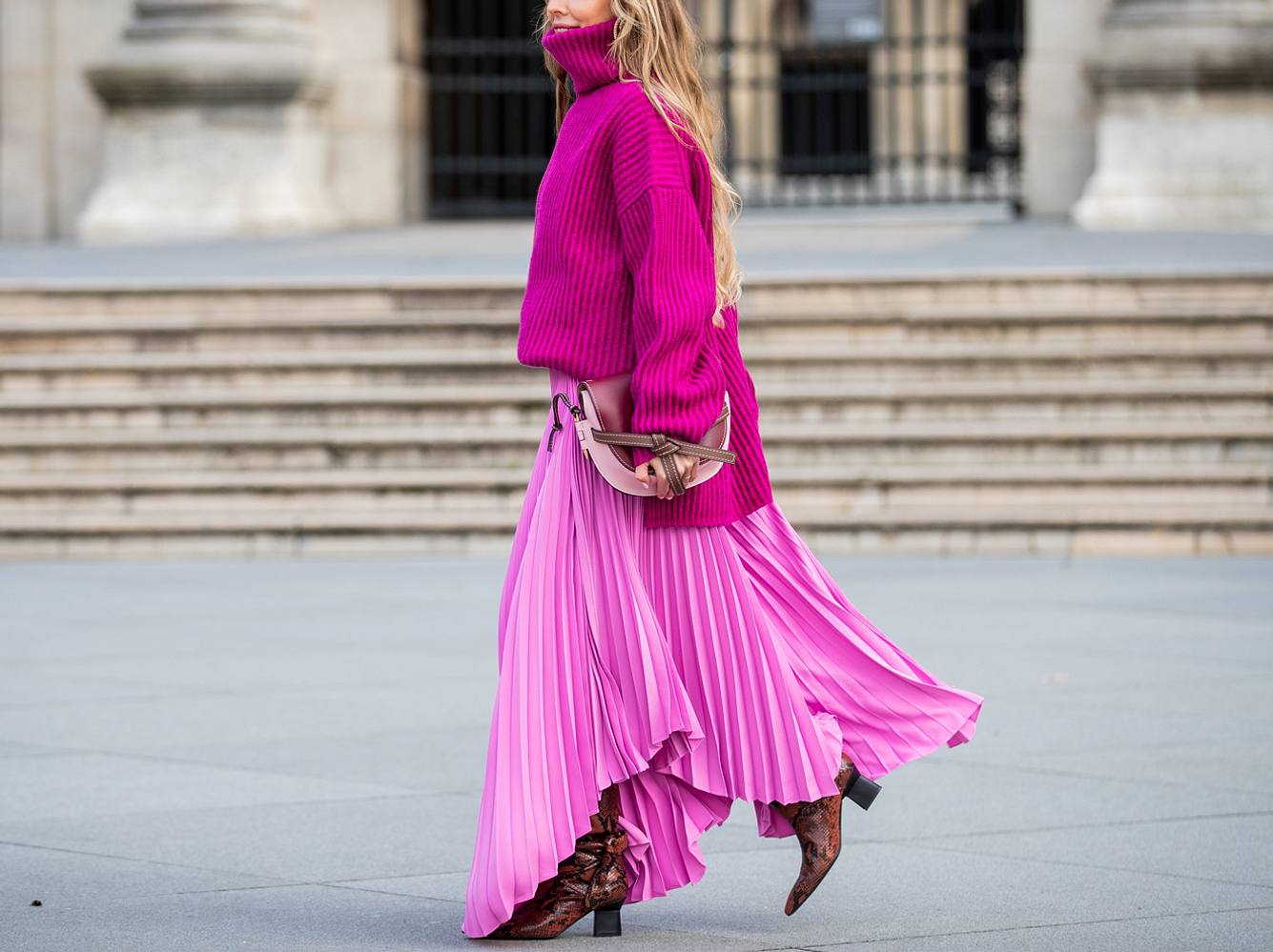 Slip-Dresses sind perfekt für kaltes Wetter. Wir verraten, wie du den Mode-Trend im Winter 2019 kombinierst. Slip-Dresses sind perfekt für kaltes Wetter. Wir verraten, wie du den Mode-Trend im Winter 2019 kombinierst.