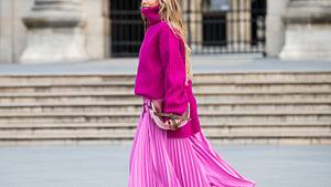 Slip-Dresses sind perfekt für kaltes Wetter. Wir verraten, wie du den Mode-Trend im Winter 2019 kombinierst. - Foto: Getty Images / Christian Vierig