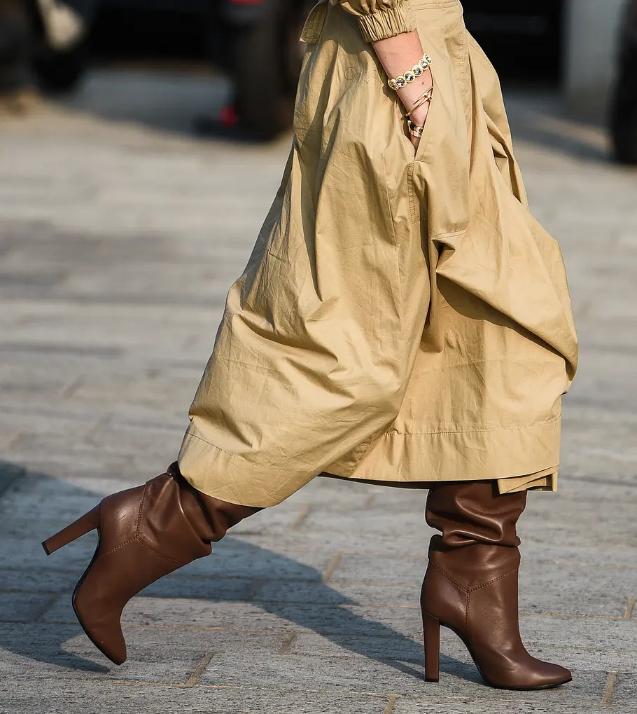 Slouchy Boots an einer Frau auf der Straße