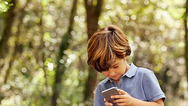 Smartphones für Kinder: Wann ist ein eigenes Handy sinnvoll? - Foto: iStock/ Morsa Images