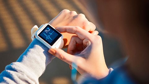 Smartwatch Vergleich: FitBit, Samsung, Garmin und mehr im Test - Foto: iStock/ Nastasic