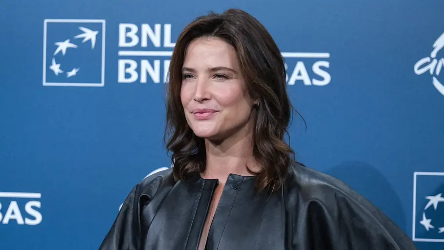 Smoky Brunette Schauspielerin Cobie Smulders in Lederjacke
