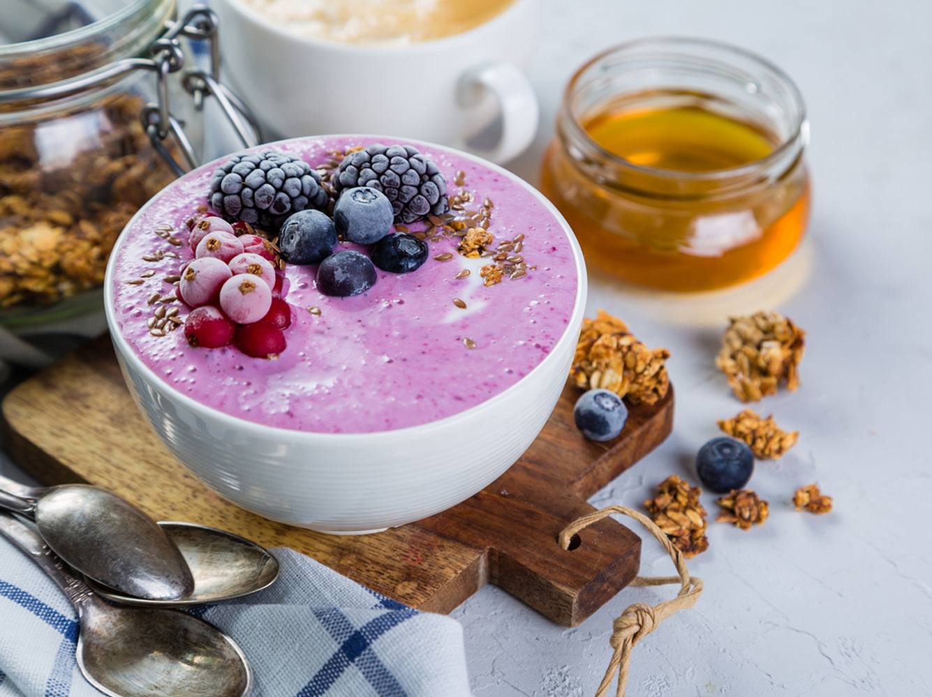 Die Smoothie-Bowl kann nach Belieben verfeinert werden. Die Smoothie-Bowl kann nach Belieben verfeinert werden.
