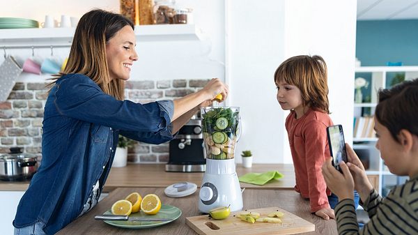 Ein Smoothiemarker ist eine Bereicherung für die ganze Familie - Foto: iStock/nensuria