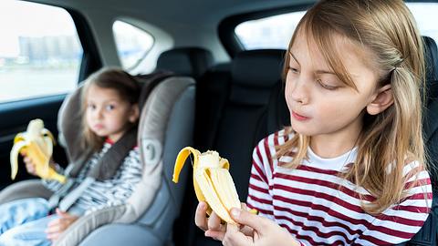 Gefahr: Snacks beim Autofahren - Foto: Adobe Stock / velirina