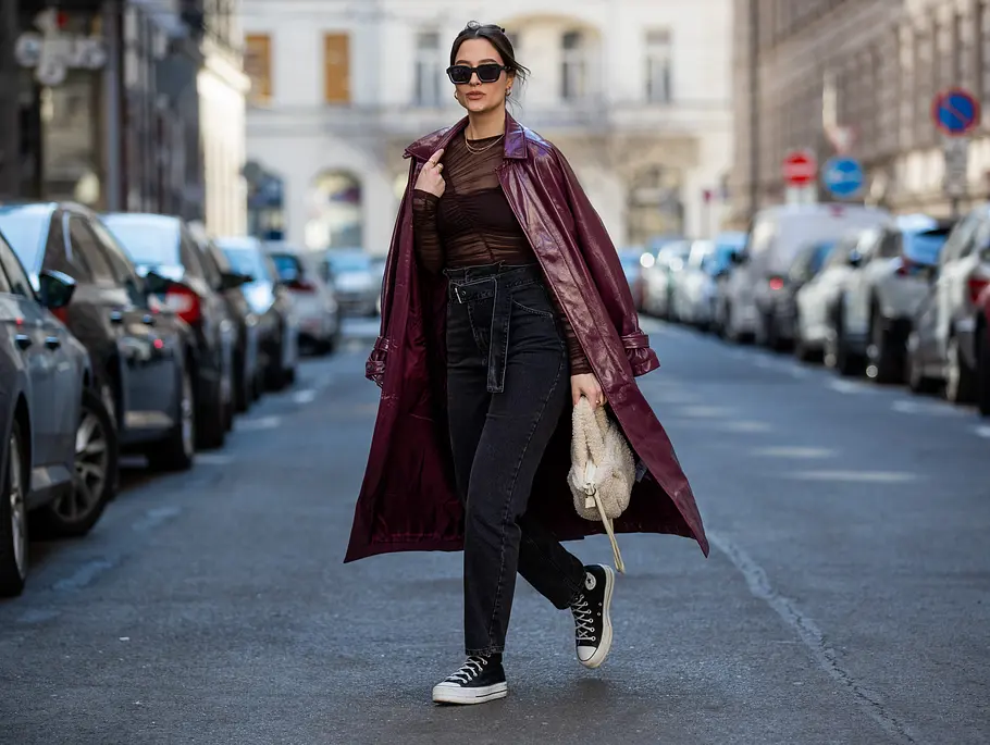Sneaker mit schwarzen Straight Leg-Jeans kombinieren Sneaker mit schwarzen Straight Leg-Jeans kombinieren.