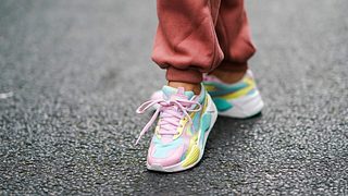 Sneaker schnüren: 6 coole Arten deine Schnürsenkel zu binden - Foto: Edward Berthelot/Getty Images