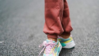 Sneaker schnüren: 6 coole Arten deine Schnürsenkel zu binden - Foto: Edward Berthelot/Getty Images