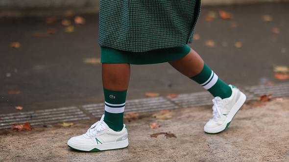 Sneaker-Trends 2022: Diese 5 angesagten Modelle machen jetzt unsere Outfits komplett! - Foto: Jeremy Moeller/Getty Images