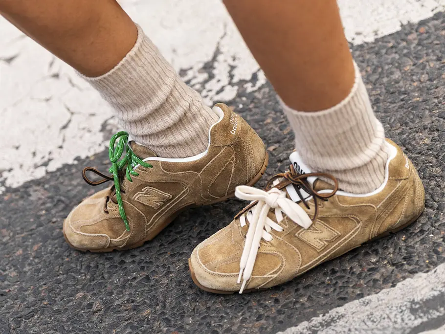 Sneaker-Trends 2026: Streetstyle mit Sneakern Sneaker-Trends 2026: Streetstyle mit braunen Sneakern