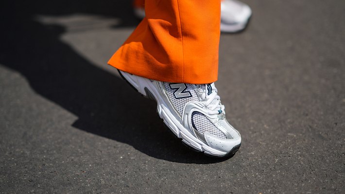 Sneaker-Trends 2023: Diese 5 angesagten Modelle tragen wir in diesem Jahr rauf und runter - Foto: Edward Berthelot/Getty Images