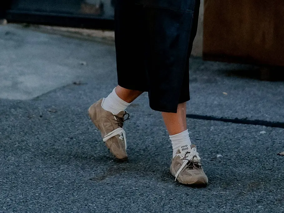 Sneaker-Trends: Retro-Sneaker Sneaker-Trends: Retro-Sneaker an einer Frau auf der Straße