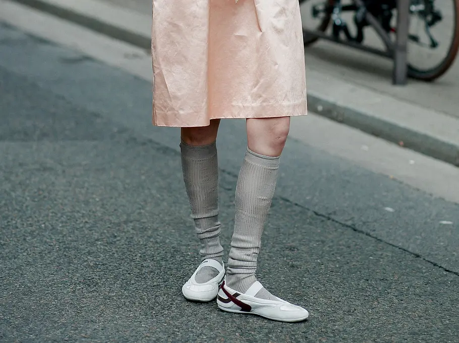 Sneaker-Trends: Sneakerina-Modelle Sneaker-Trends: Streetstyle mit einer Frau und Sneakern