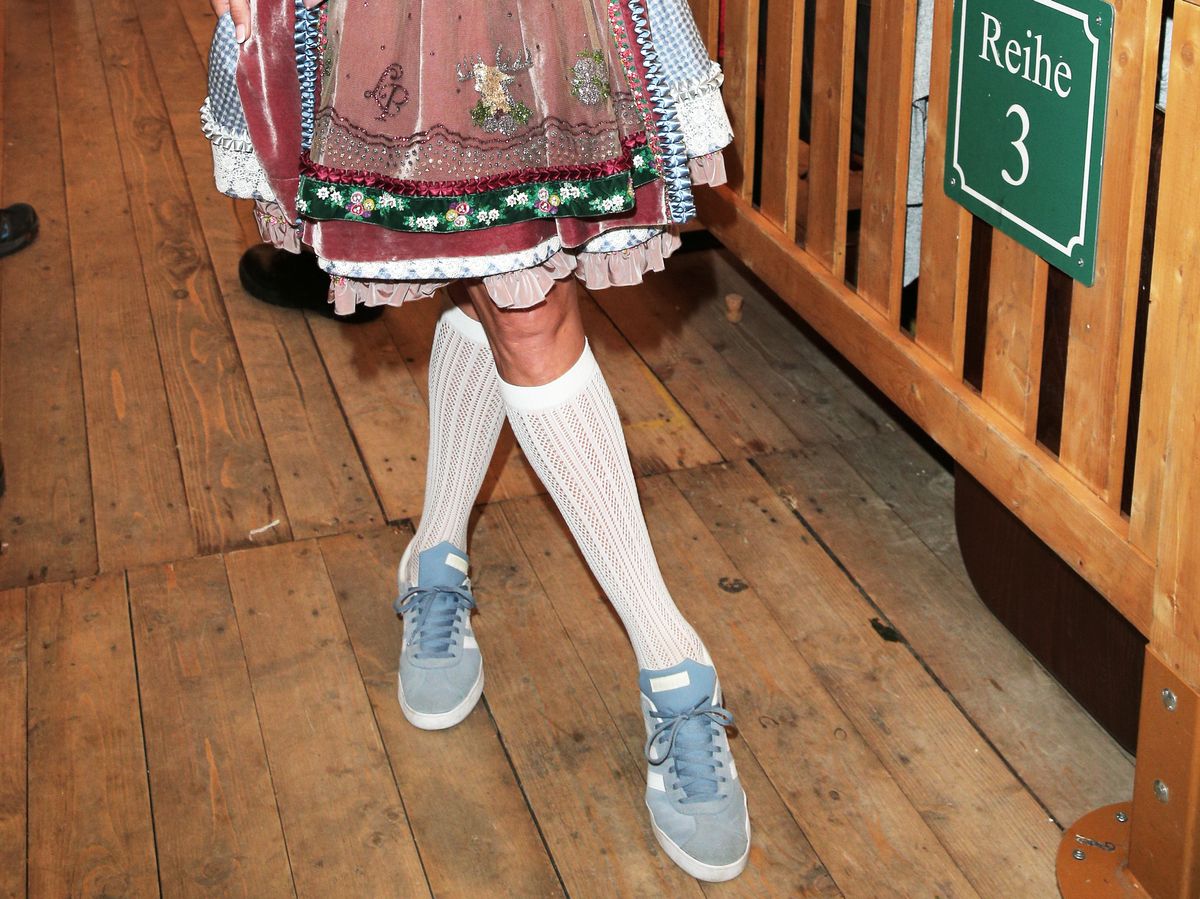 Sneaker zum Dirndl beim Oktoberfest