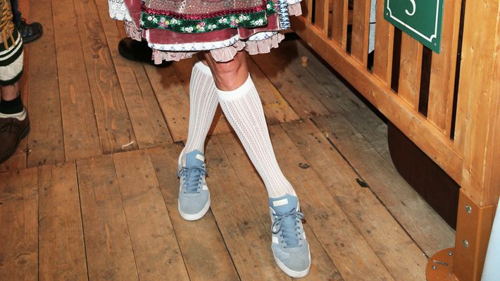 Sneaker zum Dirndl beim Oktoberfest - Foto: GettyImages / Gisela Schober / Kontributor