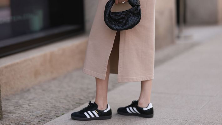 Sneaker zum Kleid Trend-Look - Foto: Jeremy Moeller/Getty Images