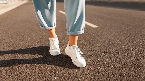 sneaker für breitefüße - Foto: iStock / Ales_Utovo