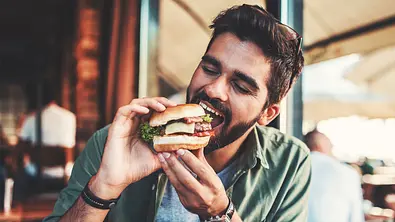 „Sneating“ ist eine besonders hinterhältige Dating-Masche. Das steckt dahinter. - Foto: iStock