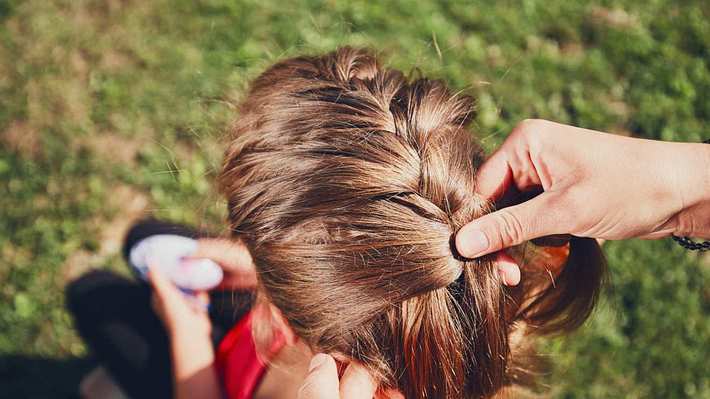 Flechtfrisuren: So flechtest du einen holländischen Zopf - Foto: iStock