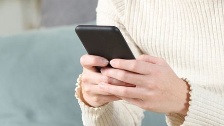 So hält dein Smartphone länger - Foto: AntonioGuillem/iStock