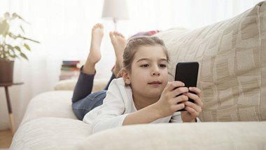 Neue Studie: So schädlich sind Handys für unsere Kinder - Foto: iStock