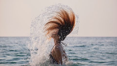 Sonnenschutz für die Haare - Foto: 	kiszon pascal/gettyimages
