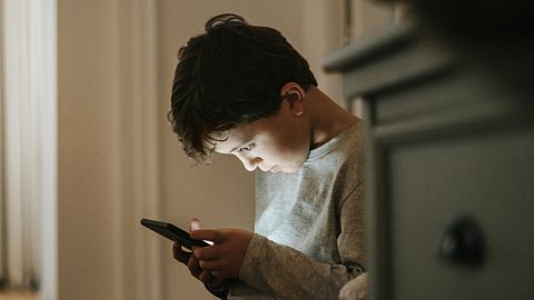 Rund 360.000 Kinder und Jugendliche sind süchtig nach Social Media - Foto: iStock/Orbon Alija