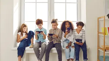 Gruppe Kinder und Teenager mit Smartphone in der Hand - Foto: i-Stock/Lacheev