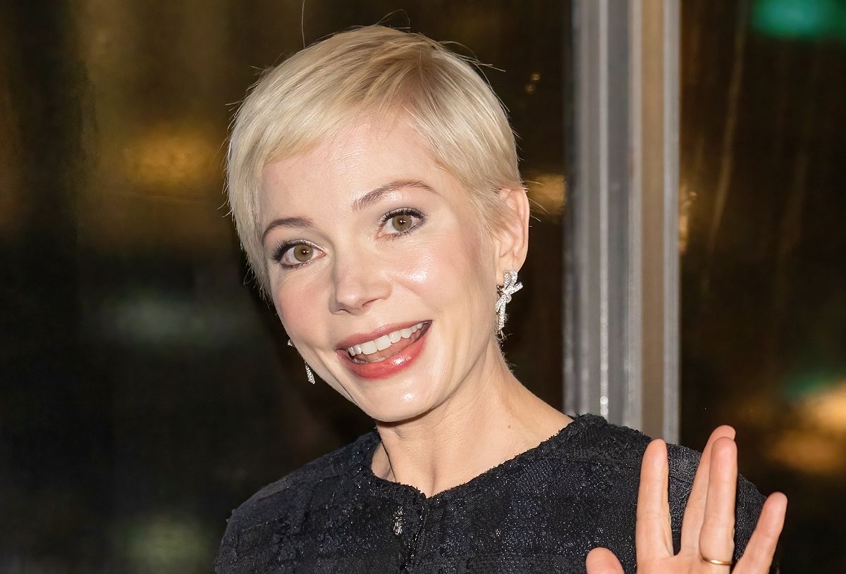 Schauspielerin Michelle Williams trägt einen Soft Pixie Cut.