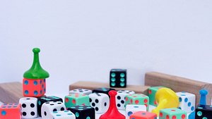 Solo-Brettspiele gibt es viele: Von Strategie- bis zu Kriminalspielen ist alles dabei - Foto: Stephanie Murton/iStock