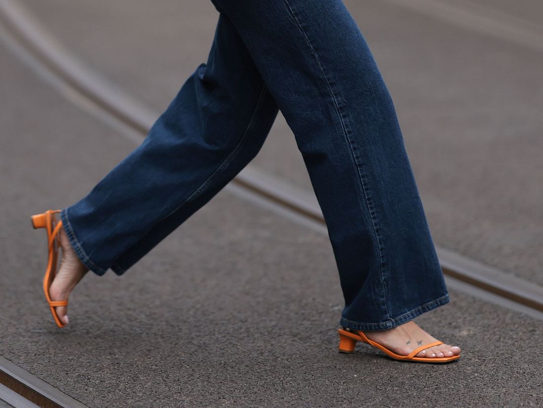 Welche Schuhe zur weiten Hose: Riemchensandalen