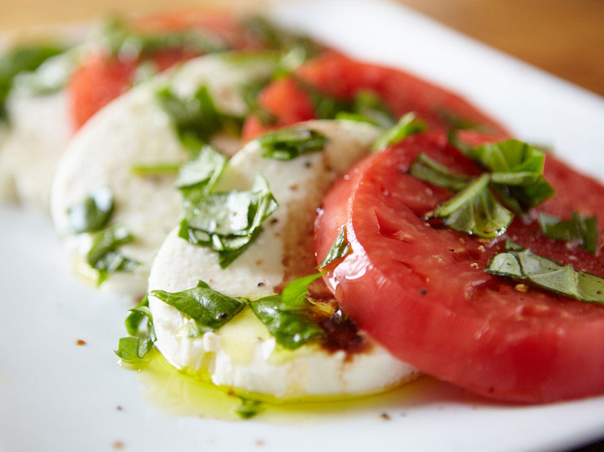 Tomate Mozzarella schmeckt auch vom Raclette ganz fantastisch.