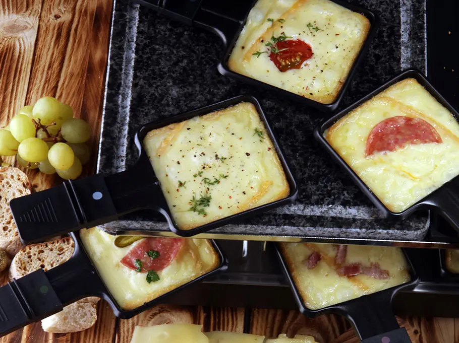 Sommerliches Raclette auf spanische Art: Mit Chorizo und Oliven!