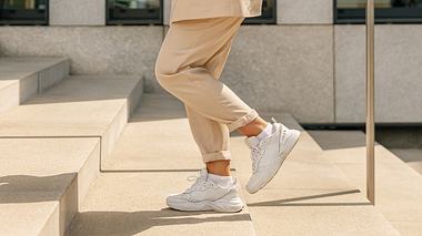 Sommer Sneaker an einer Frau - Foto: iStock/Creative Credit 