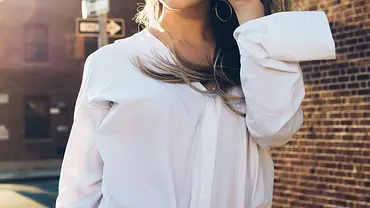 Mit diesen Outfit-Ideen kannst du jeden Dresscode einhalten ohne zu schwitzen! - Foto: JANIFEST / iStock Mit diesen Outfit-Ideen kannst du jeden Dresscode einhalten ohne zu schwitzen! - Foto: JANIFEST / iStock