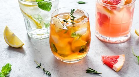Verschiedene Sommergetränke - Foto: iStock/Anna Kim