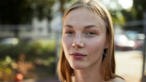 Sommersprossen mit Henna - Foto: GettyImages/ Oliver Rossi