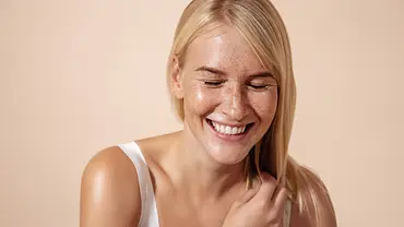 Mit einem Sommersprossen-Stift kannst du dir natürlich wirkende Freckles ins Gesicht schminken - Foto: iStock/ Youngoldman Mit einem Sommersprossen-Stift kannst du dir natürlich wirkende Freckles ins Gesicht schminken - Foto: iStock/ Youngoldman