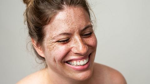 Sommersprossen Tattoo: Was du über Behandlung, Haltbarkeit und Kosten wissen musst! - Foto: Jovana Stojanovic/iStock